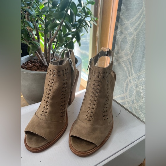 VINCE CAMUTO Katri Leather Woven Ankle Bootie - Size 9.5 - Picture 6 of 11